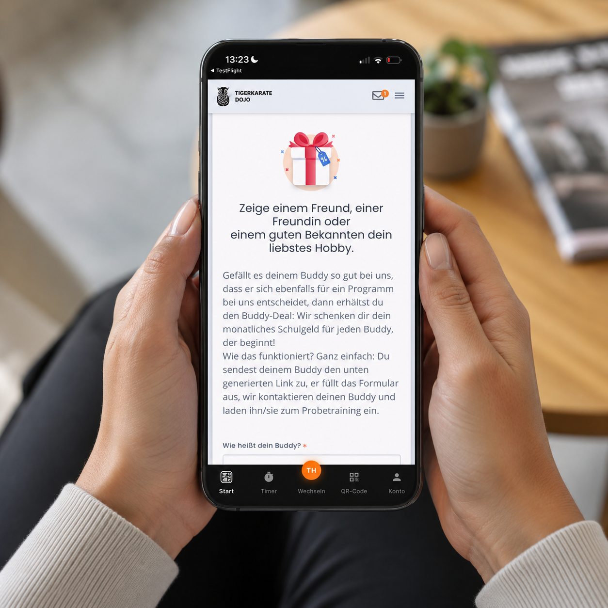 Smartphone mit Buddy Deal Ansicht in der budoo App